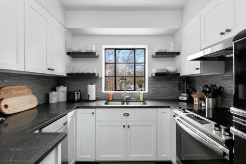 Classic Luxury with a Quick Walk to Downtown Cuisine - image 12