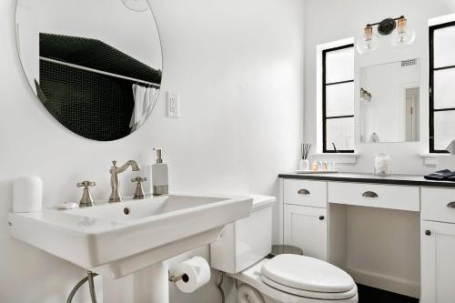 Classic Luxury with a Quick Walk to Downtown Cuisine - image 13