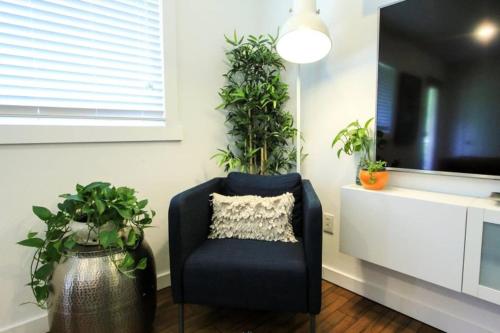 Modern Gem minutes from BSU Smurf Turf! - image 12