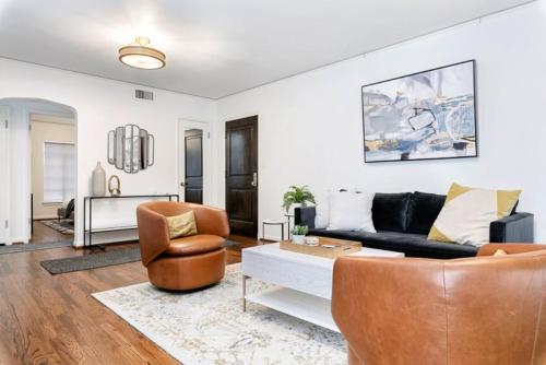 Luxury Contemporary Apartment With Peloton Bike - main image