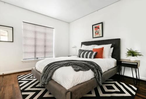 Luxury Contemporary Apartment With Peloton Bike - image 3