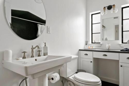 Luxury Contemporary Apartment With Peloton Bike - image 10