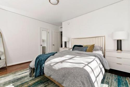 Luxury Contemporary Apartment With Peloton Bike - image 12