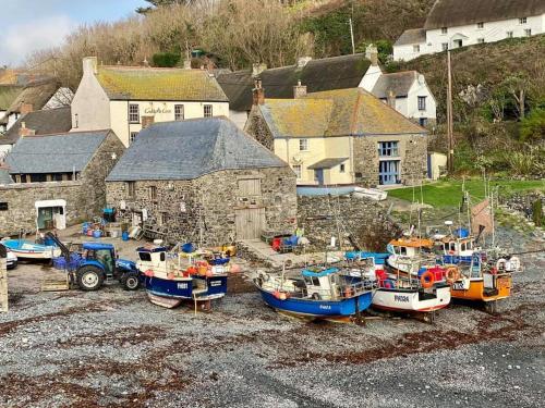 KItty unique 60s caravan - image 11