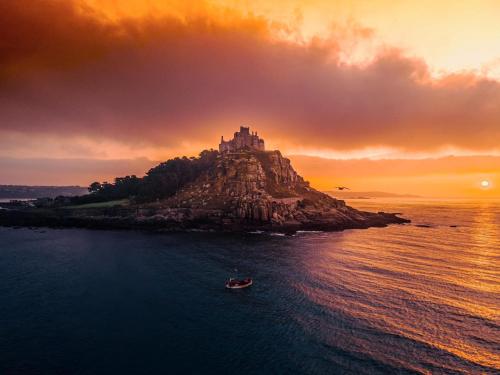 KItty unique 60s caravan - image 4