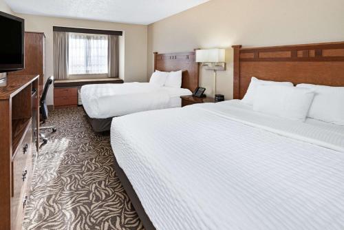 2 queen beds