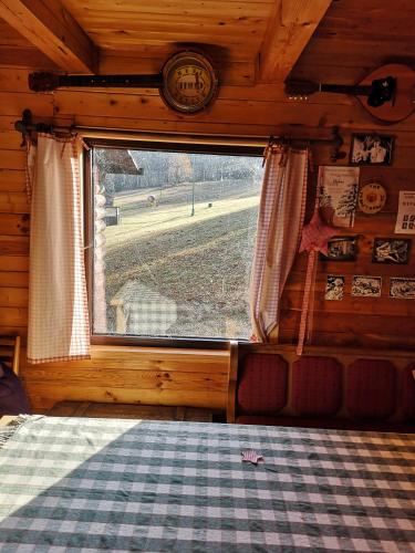 Srub na svahu sjezdovky v Radvanicích (Srub na svahu sjezdovky v Radvanicich) in ชวาเลซ