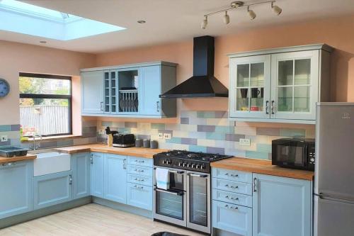 5 Bed, 2 Bath Home + Terrace, Garden & Parking gîte à louer County Ground