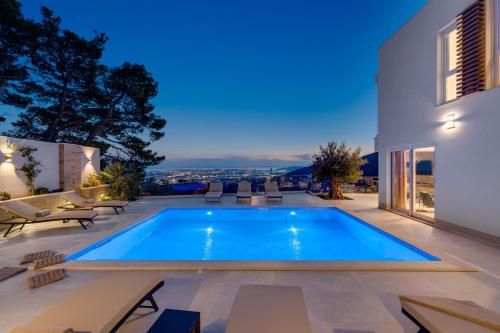 Luxury Villa 7th Heaven with heated pool, hot-tub, gym, panoramic views
