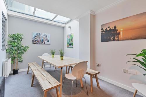 Brighton's Best BIG House - Large Group House - 4 Bedrooms 3 Bathrooms - Roof Terrace - City Centre - image 3