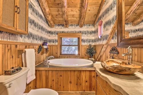Kylpyhuone, Cozy Updated Breckenridge Cabin with Hot Tub! in Blue River