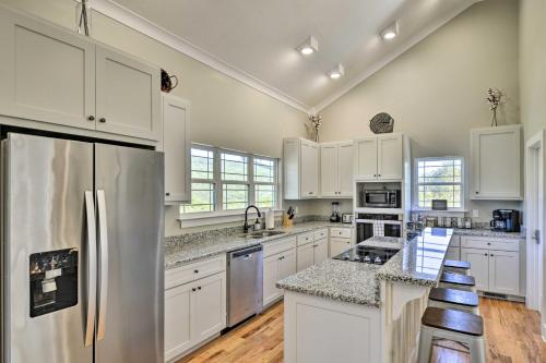 Trenton House with Mountain Views, Fire Pit and Grill! in Trenton, USA