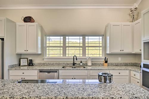 Trenton House with Mountain Views, Fire Pit and Grill! in Trenton, USA