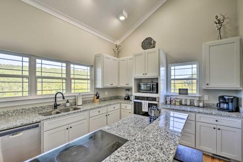 Trenton House with Mountain Views, Fire Pit and Grill! in Trenton, USA