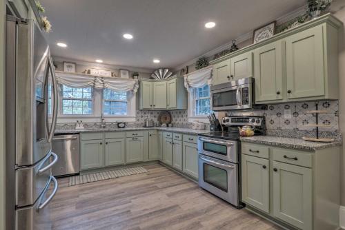 Peaceful Renovated Home with Deck on Half Acre! in Asheboro (NC)