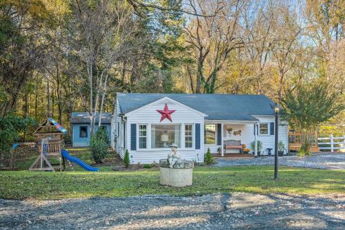 Peaceful Renovated Home with Deck on Half Acre! in Asheboro (NC)
