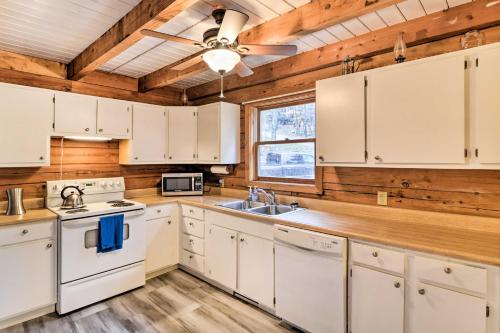 Cozy Alpine Lake Cabin with Pool and Lake Access! in Terra Alta, USA