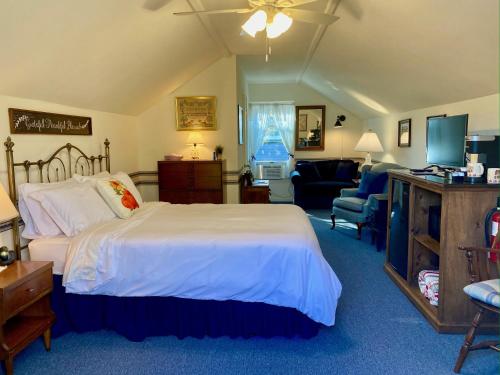 1 queen bed, 1 twin bed