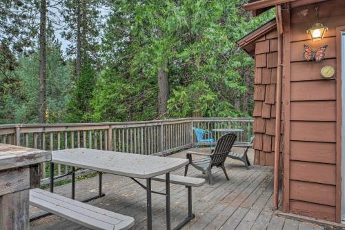 Cozy Retreat with Deck about 2 Mi to Pinecrest Lake! in Pinecrest (CA)