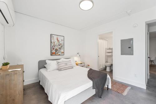 Charming Studio, Best View in Midtown!