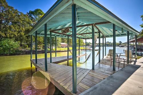 Cedar Creek Lake Home Private Dock and Hot Tub in Gun Barrel City, USA