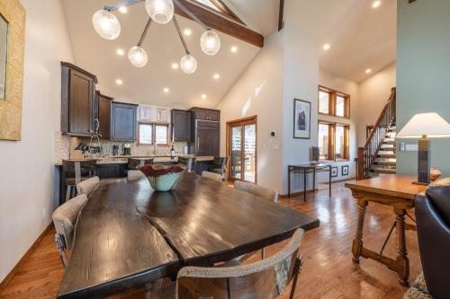 Walk to Skiing at Deer Valley, Private Hot Tub, Wood Burning Fireplace, Mountain Views