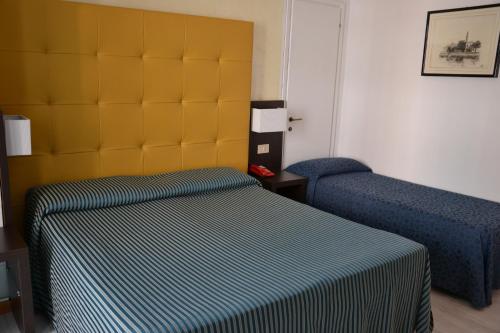 1 queen bed, 1 twin bed