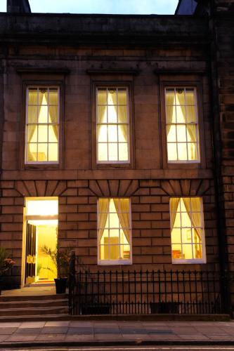 Edinburgh City Suites - image 11