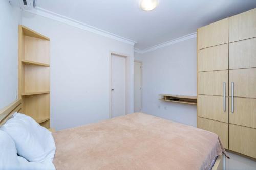Excelente apartamento de 3 dormitorios a 70 metros do MAR em Bombas - SC