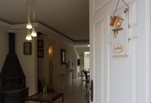 Linda casa geminada com otima localizacao em Canela - RS