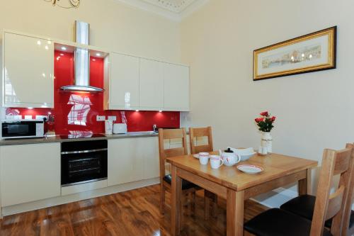 Edinburgh City Suites - image 10