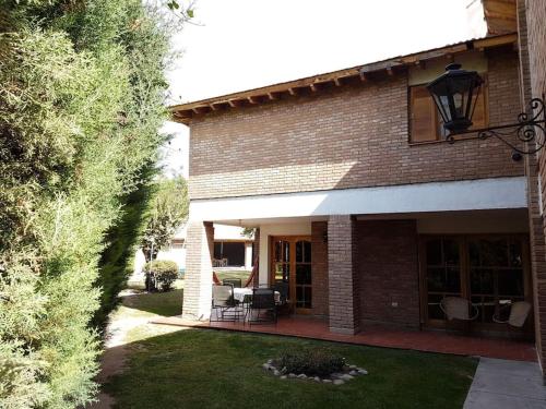 Chalet con parque y pileta para disfrutar Mendoza