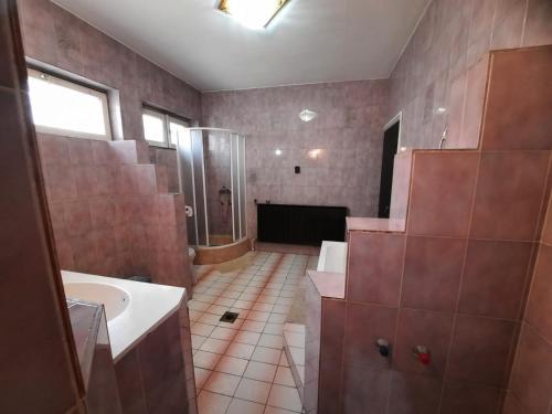 2 bedrooms, 6 beds