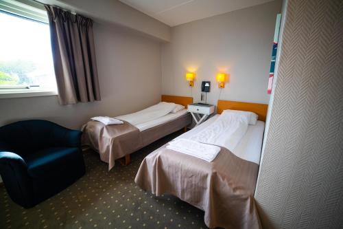 2 twin beds, 1 futon bed