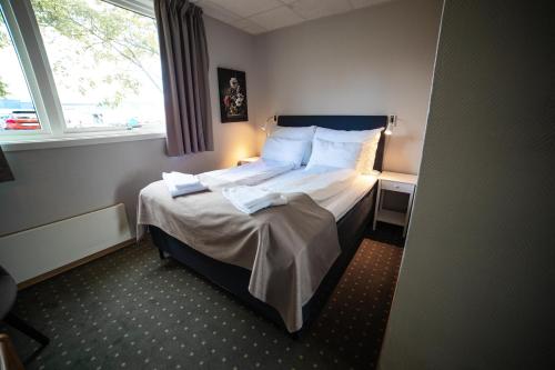 1 double bed, 2 futon beds