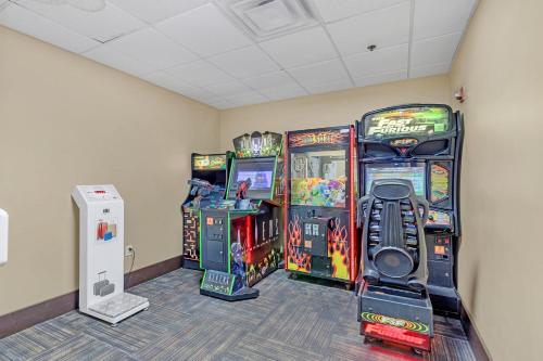 Near Disney, 1BR Suite with Two Queens - Pool and Hot Tub!