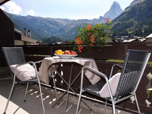 Apartment with Mountain View image 3