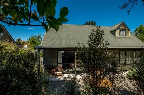 18b Alpine Avenue - Tap to explore photos