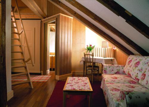4 twin beds, 1 sofa bed