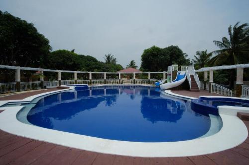 Swimming pool, Winter's Farm Resort in Milagros