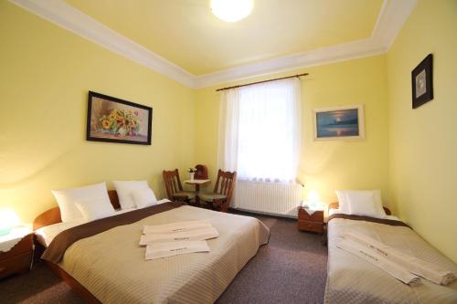 1 queen bed, 1 twin bed