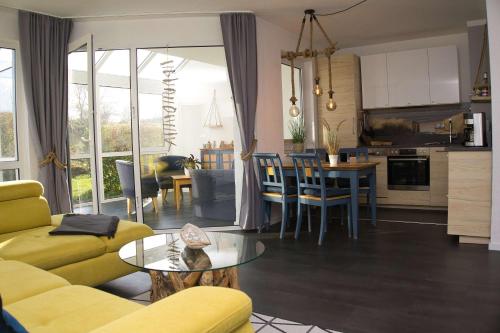 strandnah, Wintergarten, gratis Nutzung vom AHOI Erlebnisbad und Sauna in Sellin - Strandhaus Mönchgut FeWo08, Lobbe (fotografie 10)