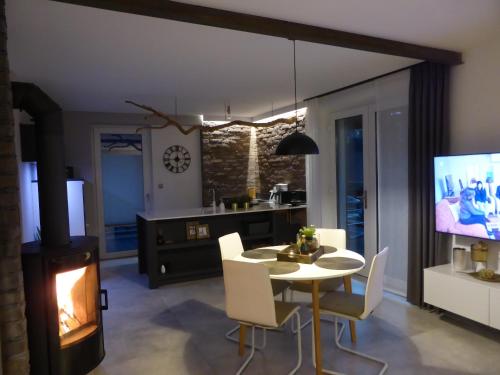 共用Lounge/電視區, Apartament N 39 Moszna - JACUZZI, Kominek, Las i Zamek in 莫斯納