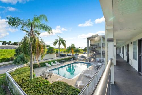 Swimming pool, Super 8 by Wyndham Orlando Near Florida Mall in FL Mall