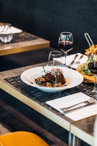 Best Western PLUS Hôtel de l'Arbois - image 12