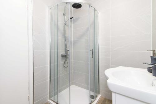 Sublime Stays Calverly Court Coventry - image 14