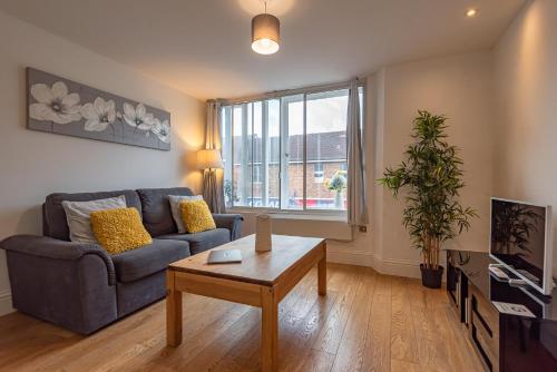 Picture of Sleeps 7 - Spacious Modern Apartment In Newbury Town Centre By Jdf Property