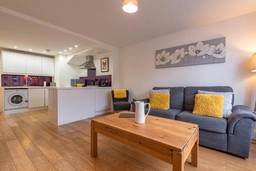 Picture of Sleeps 7 - Spacious Modern Apartment In Newbury Town Centre By Jdf Property