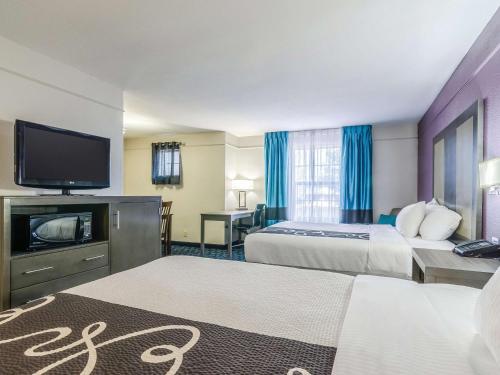 坎薩斯城機場溫德姆拉昆塔套房酒店 (La Quinta Inn & Suites by Wyndham Kansas City Airport) in 普拉特伍茲