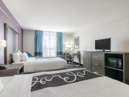 坎薩斯城機場溫德姆拉昆塔套房酒店 (La Quinta Inn & Suites by Wyndham Kansas City Airport) in 普拉特伍茲